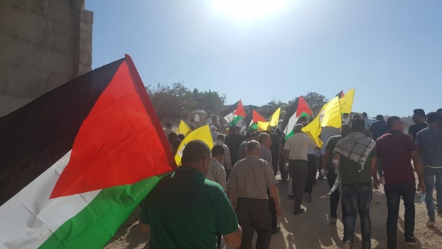 نشطاء المقاومة الشعبية يفتحون البوابة التي اغلقها الاحتلال على مدخل الخان الاحمر