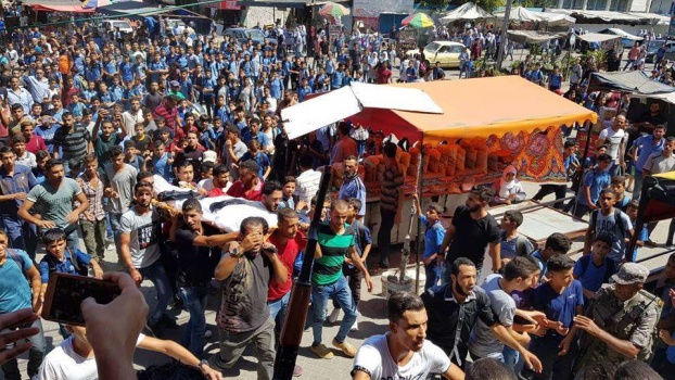 بالصور..جماهير غفيرة تشيع جثمان الشهيد الطفل صهيب الكاشف جنوب غزة