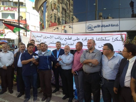 بعد تعهد اللواء ماجد فرج بحل قضيتهم.. المحررون المقطوعة رواتبهم يعلّقون إضرابهم عن الطعام في رام الله