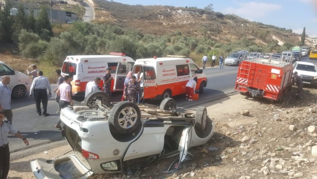 بالصور..إصابة مواطن بإنقلاب مركبة على مدخل جنين الجنوبي