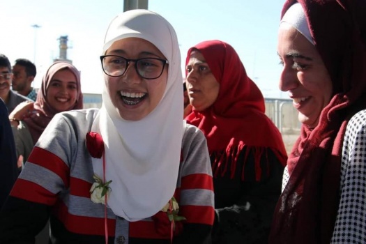 بالصور..الإحتلال يفرج عن الأسيرة الطالبة علا مرشود