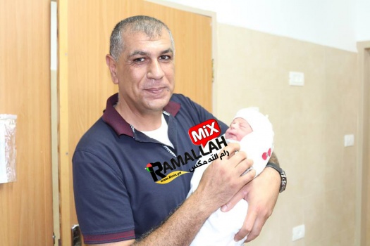 وسط فرحة عارمة..مواطن من جنين يرزق بمولوده البكر بعد 20 عاماً