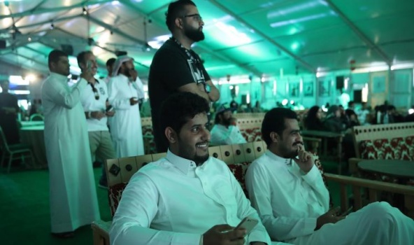 وزارة سعودية تكلف موظفا بنشر السعادة بين زملائه
