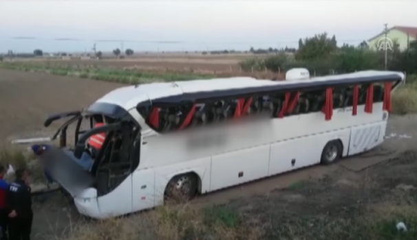 فيديو| حادث مرعب لإنقلاب حافلة تركية يقتل ويُصيب 50 راكباً!