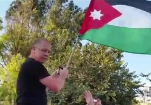 فيديو- شرطة الاحتلال تعتقل متضامنا لرفعه العلم الاردني