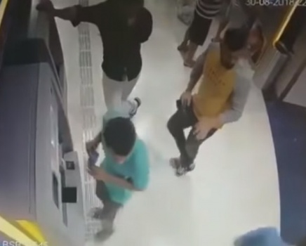 بالفيديو .. لحظة اقتحام سيارة لأحد البنوك في دبي