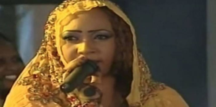 مطربة سودانية تتعرض للضرب بسبب رفضها هذا الطلب من بعض الحضور