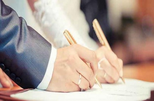 إمرأة أخفت عمرها الحقيقي عن زوجها.. فما حكم عقد الزواج؟