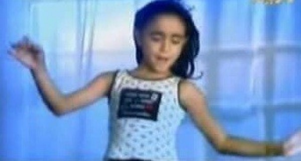الطفلة التي غنت "بابا فين" أصبحت عروسة جميلة.. شاهدها
