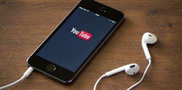 مصرية تتسلى عبر "يوتيوب" فتكتشف كارثة زوجها