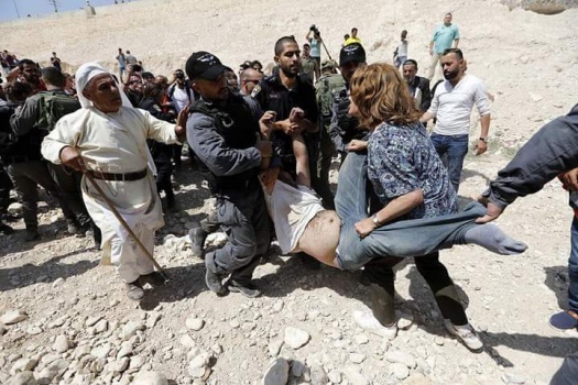 بالصور..الاحتلال يعتدي على المعتصمين بالخان الأحمر ويعتقل 3 شبان
