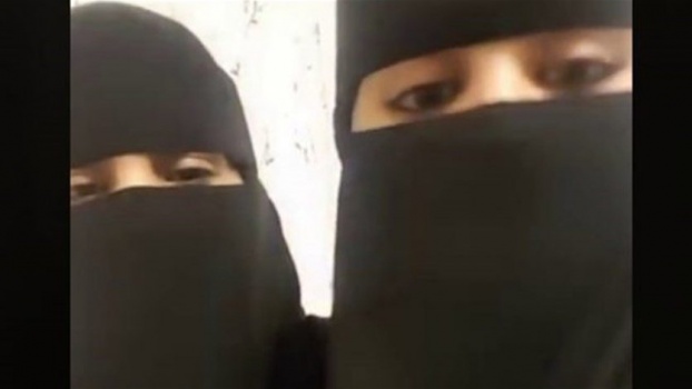 شابة سعودية منقبة تخلع عباءتها وتثير الجدل... فيديو يجتاح الانترنت