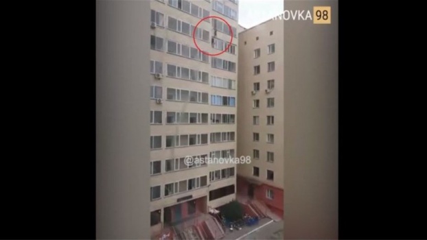 سقوط طفل من الطابق العاشر... وأحد الجيران يتدخل لإنقاذه (فيديو)