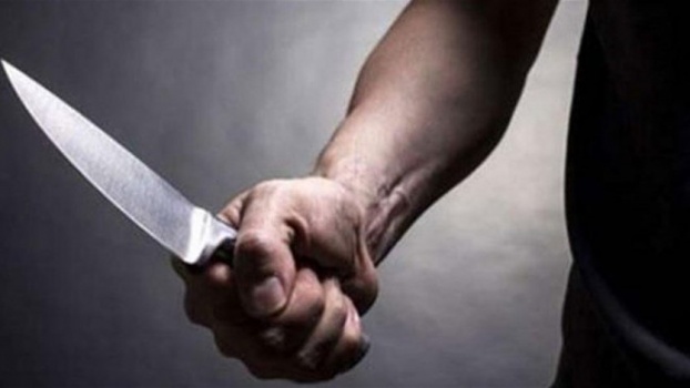 طلبا السجائر من بائع البقالة ثمّ ضرباه وطعناه... إليكم تفاصيل الحادثة