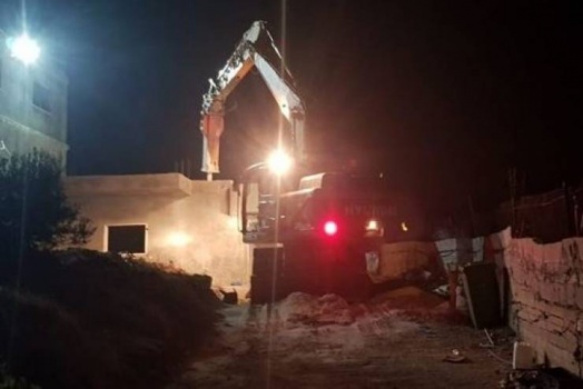 جرافات الاحتلال تهدم 3 منازل غرب بيت لحم واصابات خلال المواجهات