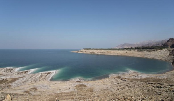 مواطن يطعن زوجته على شاطئ البحر الميت