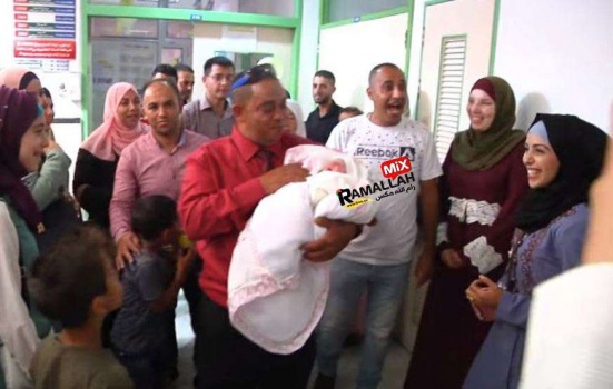 وسط فرحة عارمة..مواطن من طولكرم يرزق بمولودته البكر بعد 17 عاماً