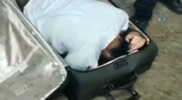 فيديو| هذا ما ضبطته أجهزة الأمن التركية بعد تفتيشهم لحقيبة سفر