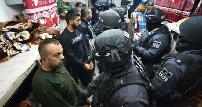 قوات الاحتلال تقتحم "نفحة" وتفرض عقوبات بحق الأسرى
