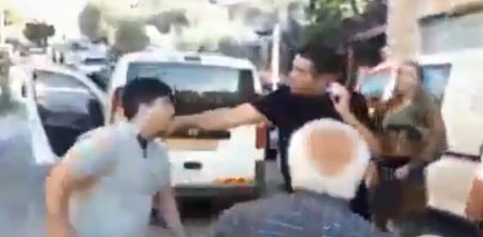 فيديو- مستوطن يعتدي على مواطنين بالخليل