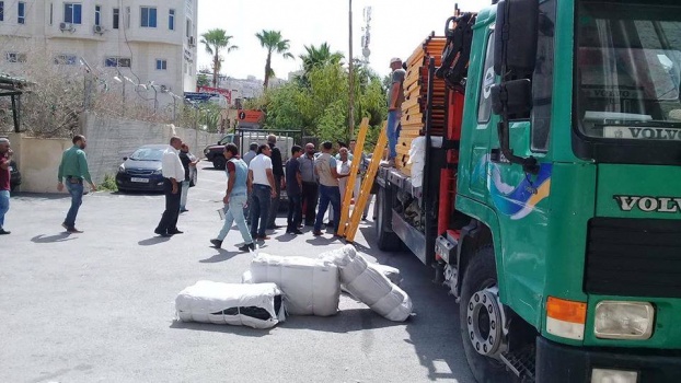 هيئة مقاومة الجدار والاستيطان تسلم أدوات قطف الزيتون للمزارعين في جنين