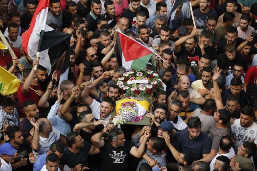 بالصور..آلاف المواطنين يشيعون جثمان الشهيد الريماوي في بيت ريما شمال رام الله
