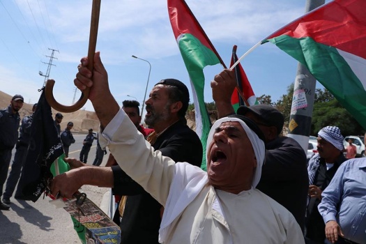 بالصور..مسيرة فلسطينية منددة بقرار الاحتلال هدم "الخان الأحمر"