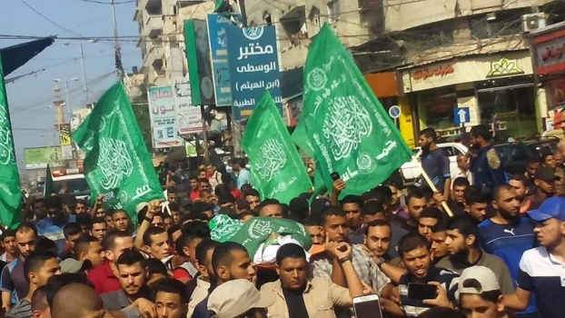 غزة:آلاف المواطنين يشيعون جثمان الشهيد الباز بالنصيرات (صور)
