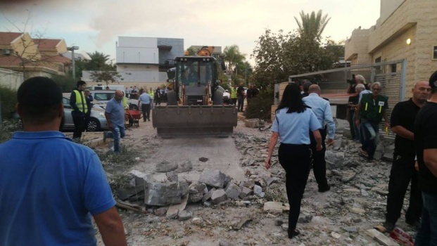 صور وفيديو...صاروخ جراد يدمر منزلا في بئر السبع وليبرمان يغلق المعابر