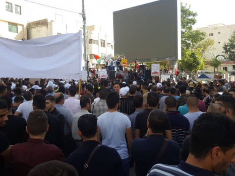 بالصور..الالاف يعتصمون ضد قانون الضمان في الخليل