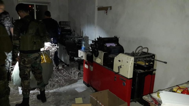 بالصور..ضبط مطبعة لتصنيع علب السجائر المزورة في نابلس