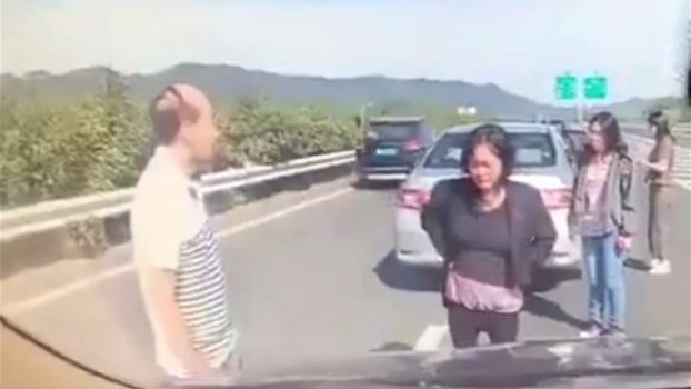 فيديو مروّع لعائلة تنجو من حادث سير لتتعرض لآخر أخطر بعد ثوانٍ!