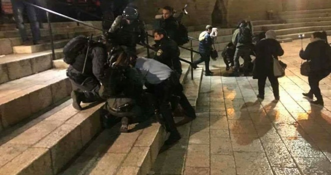الاحتلال يعتقل 3 شبان ويصيب رابعًا في باب العامود