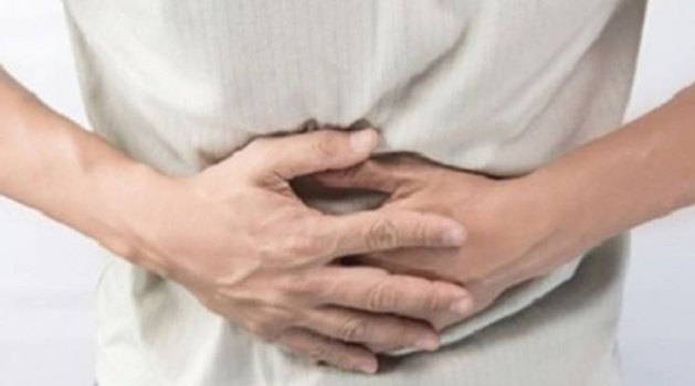 دون أدوية.. 4 نقط فقط من هذا الزيت على الماء تسكن آلام البطن