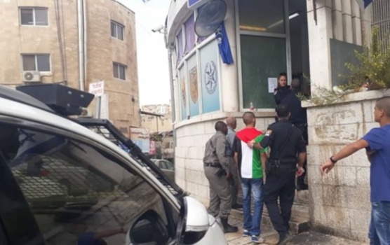 اعتقال شاب على باب الأقصى بسبب علم فلسطين