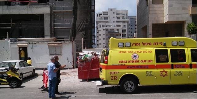 إصابة عامل فلسطيني سقط في ورشة بناء