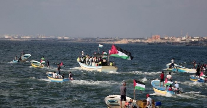 إسرائيل تقلص مساحة الصيد ردا على مسيرات غزة