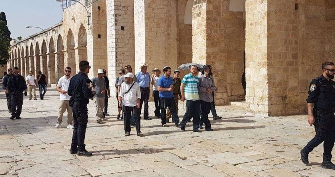 129 مستوطنا وجنديًّا إسرائيليًّا يقتحمون الأقصى