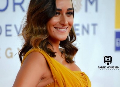 أمينة خليل بعد انتقاد إطلالتها: لست مثالية ولدي "أجناب"