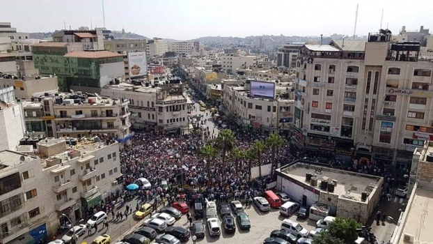 صور وفيديو..الآلاف يحتشدون وسط رام الله رفضًا لقانون "الضمان"