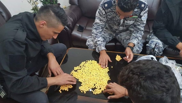 بالصور...ضبط معمل لتصنيع معسل ومنشطات في الخليل