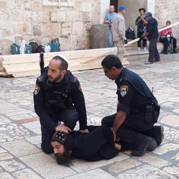 بالصور...الاحتلال يعتدي على وقفة احتجاجية لمسيحيي القدس ويعتقل راهبًا
