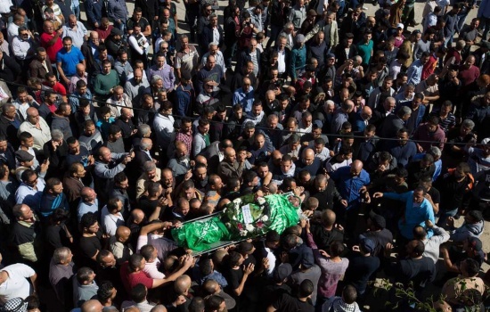 صور..جماهير غفيرة تشيّع جثمان الشهيد لدادوة في المزرعة الغربية شمال رام الله