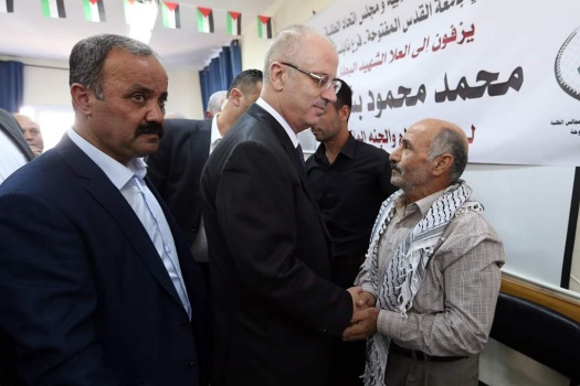 بالصور..طوباس: الحمد الله يقدم واجب العزاء بالشهيد بشارات في بلدة طمون