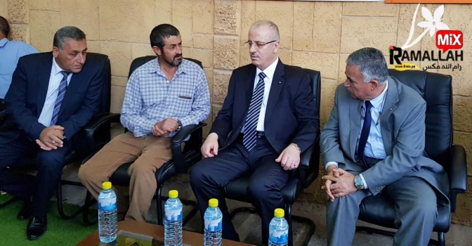 بالصور...الحمد الله يقدم واجب العزاء لعائلة أبوعون في جبع جنوب جنين