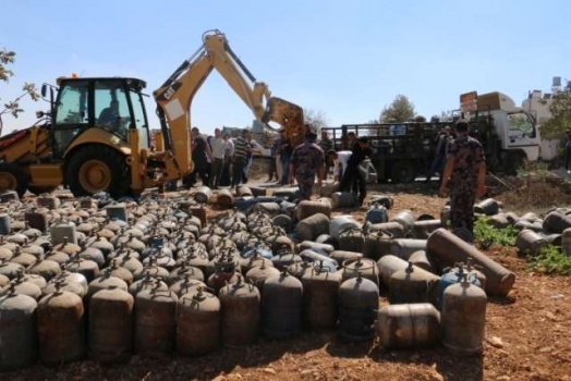 بالصور..الدفاع المدني يتلف 850 اسطوانة غاز منزلي غير صالحة للاستخدام في الخليل