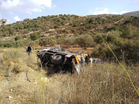 بالصور..دفاع مدني سلفيت يتعامل مع حادث إنقلاب مركبة نقل إسطوانات غاز