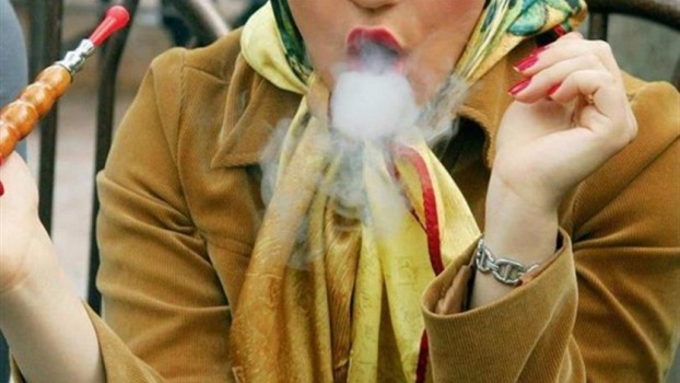 خليجيات يدخّن النرجيلة في مكان عام ويثرن جدلاً كبيراً (فيديو)