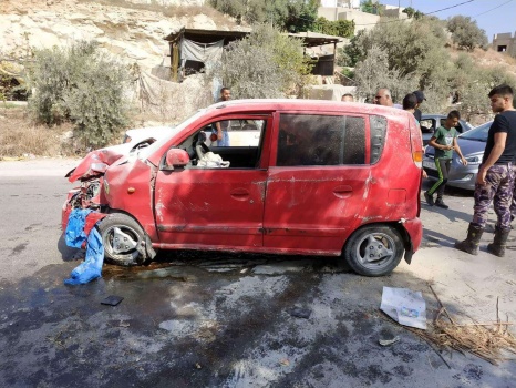 بالصور...إصابتان بحادث سير في واد برقين غرب جنين