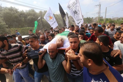 غزة:جماهير غفيرة تشيع "شهيد العودة" الحاج العروقي